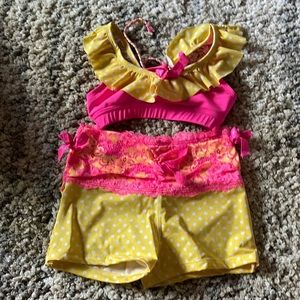 Cali kisses child small 5/6